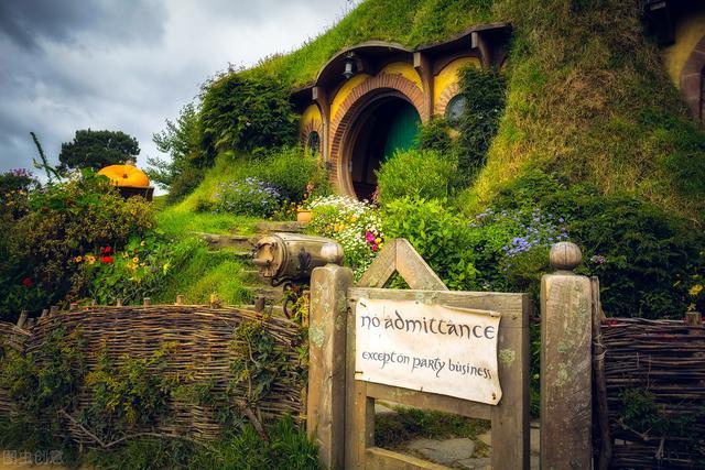 传记电影托尔金寻找中土世界在他脑海中逐渐形成的过程