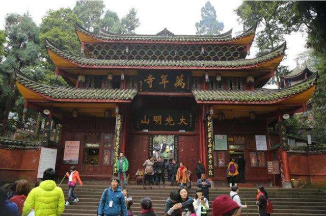 传说在东晋隆安五年,汉代的采药老人蒲公礼佛处,在这里创造了这座寺庙