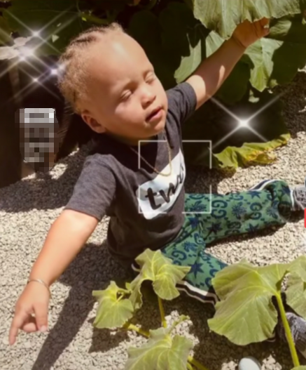 库里儿子才是"发育惊人",阿耶莎晒卡农近照,看他的臂展:哪像2岁的孩子