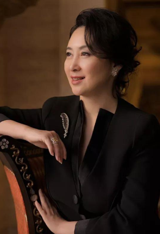 新一代赌后何超琼,身价超过父亲,一生将"二次任性"都给了陈百强