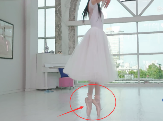 郑爽跳芭蕾舞太惊艳,镜头扫过她脚下动作,是否"做秀"很明显