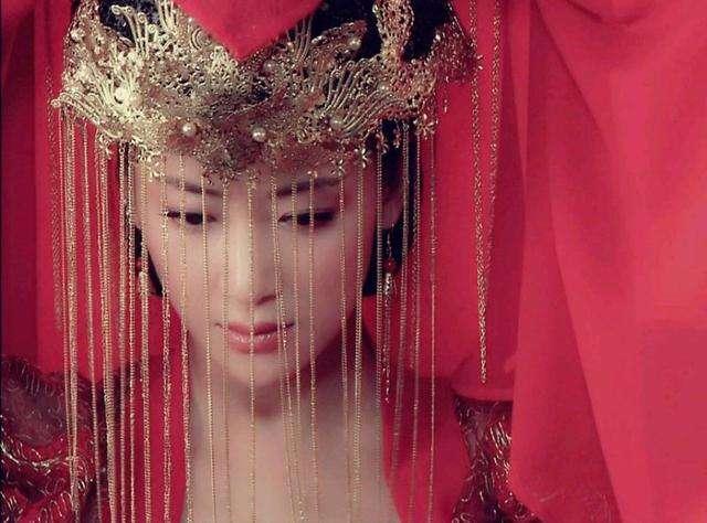 自此,李修缘在佛道上修行,普度众人,却唯独渡不了自己的妻子胭脂,活佛