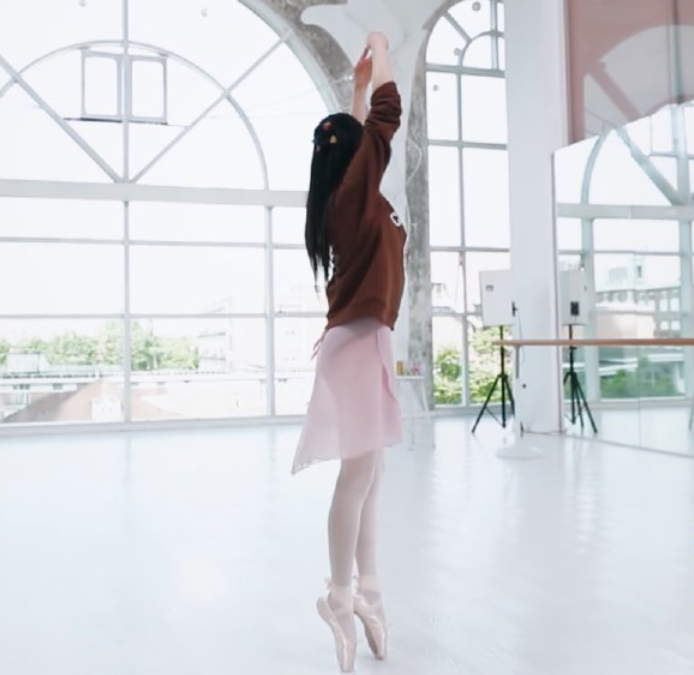 郑爽|29岁郑爽学芭蕾舞，我却在留意她的脚尖，能否“吃苦”一目了然