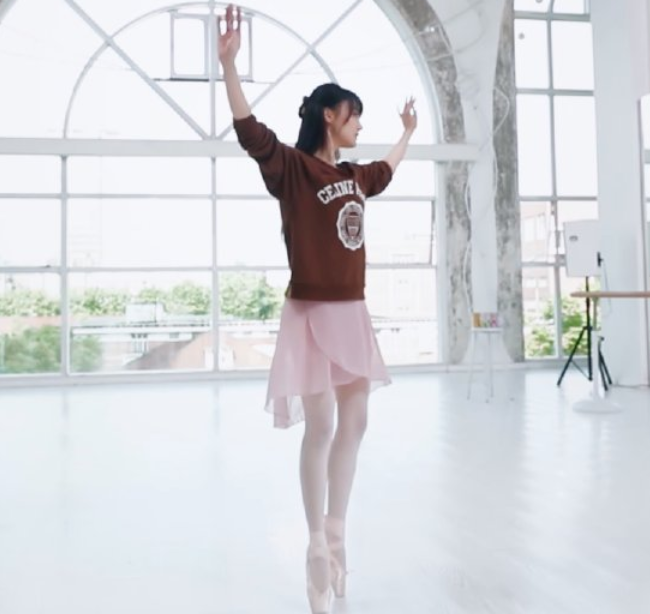 郑爽|29岁郑爽学芭蕾舞，我却在留意她的脚尖，能否“吃苦”一目了然