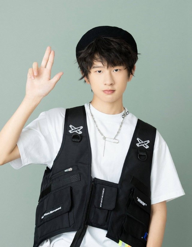 14岁男偶像与30岁职员恋爱还骚扰粉丝,公司回应表示会严厉处罚|莫文轩