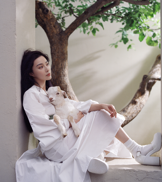 范冰冰|范冰冰的颜值有多高？卸眼妆穿“校服”，逆天美貌怎能不复出？