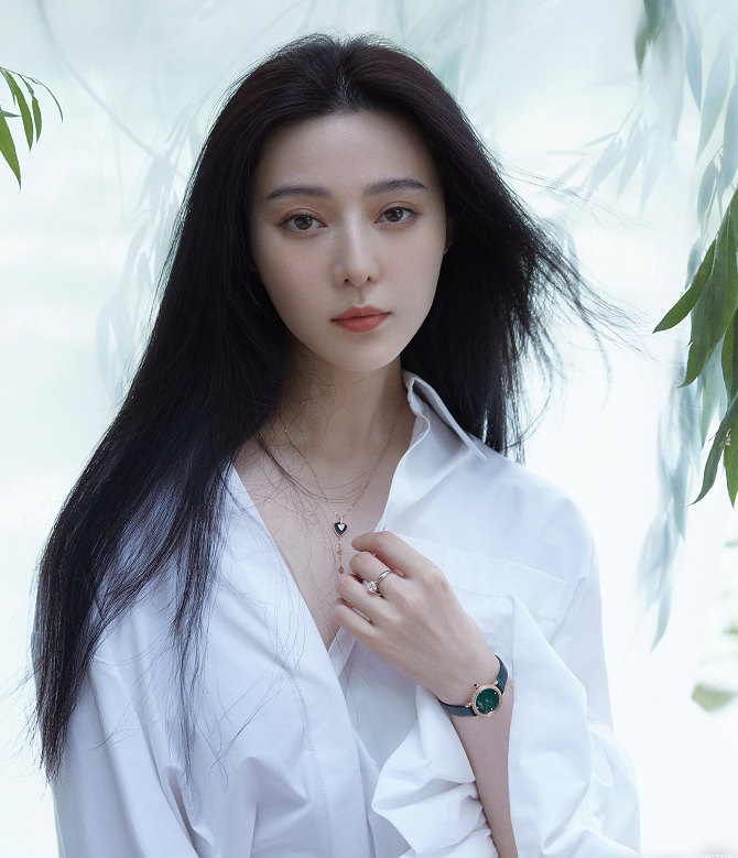 范冰冰|范冰冰的颜值有多高？卸眼妆穿“校服”，逆天美貌怎能不复出？