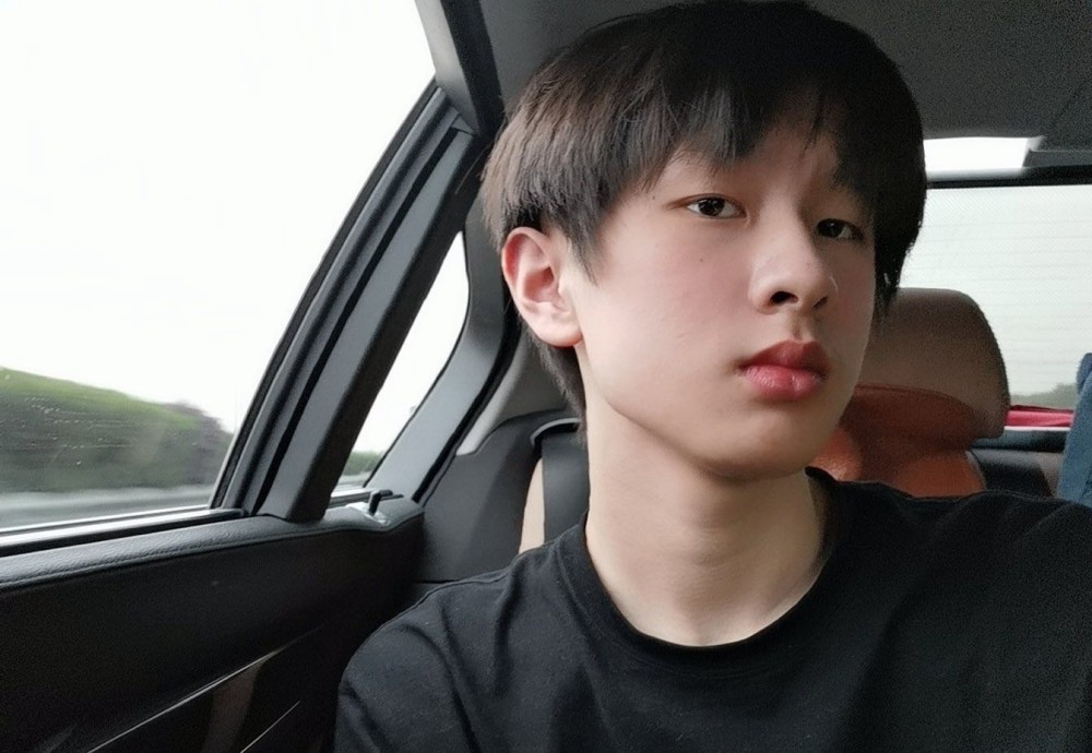 14岁男偶像与30岁职员恋爱还骚扰粉丝公司回应表示会严厉处罚