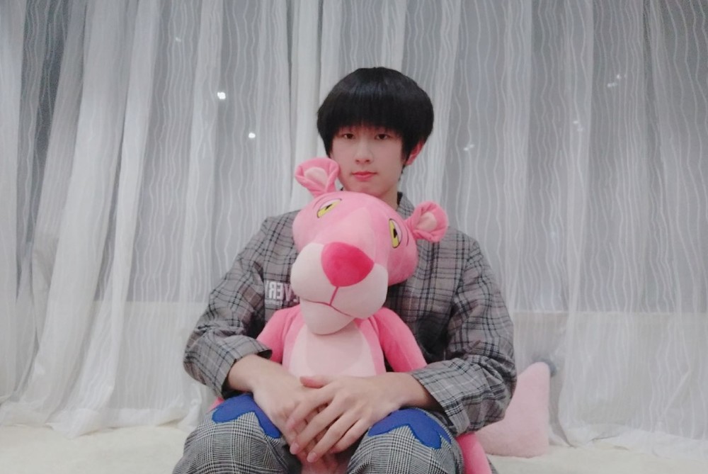 14岁男偶像与30岁职员恋爱还骚扰粉丝公司回应表示会严厉处罚