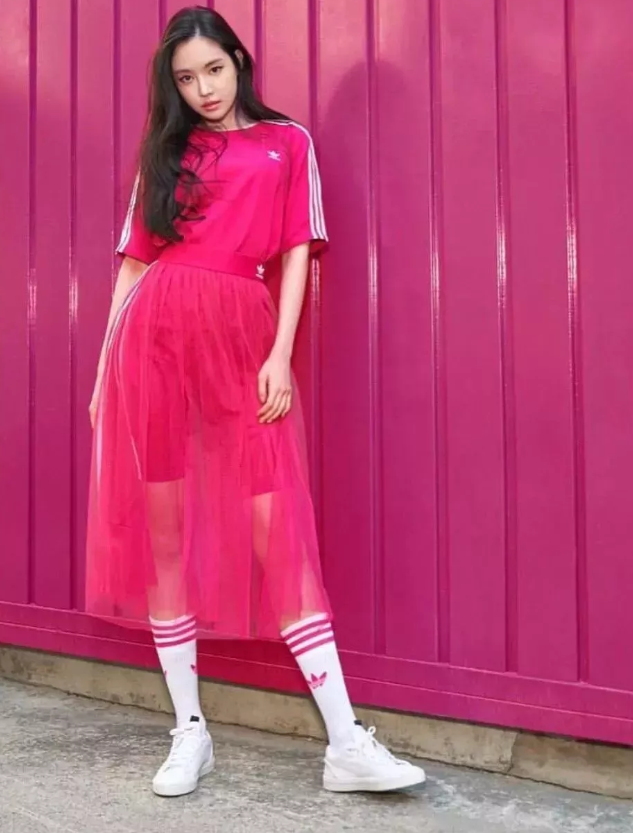 除了搭配裤装,休闲鞋和裙装也很搭配,这身玫红色的造型虽然是运动套装