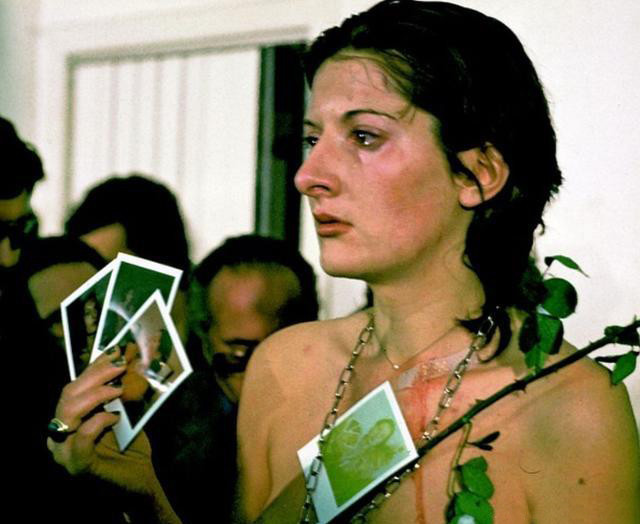 而规则和法律的作用就是将这些人性之恶约束起来,玛丽娜的艺术行为就