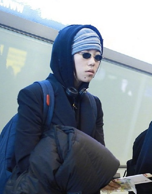 窦靖童|窦靖童穿黑衣配迷你墨镜，像“玄学先生”，王菲确定生的是女儿？