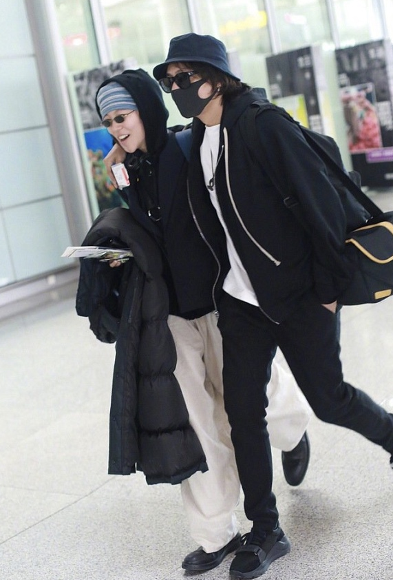 窦靖童|窦靖童穿黑衣配迷你墨镜，像“玄学先生”，王菲确定生的是女儿？