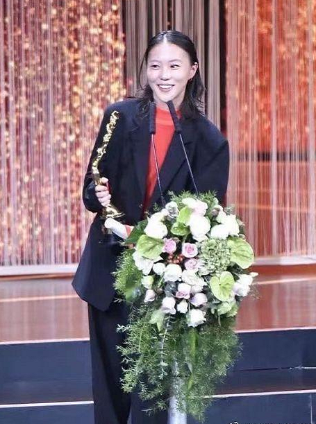 窦靖童|窦靖童穿黑衣配迷你墨镜，像“玄学先生”，王菲确定生的是女儿？