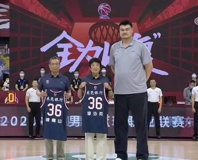 钟南山第一铁粉!马布里把头像换成钟南山院士