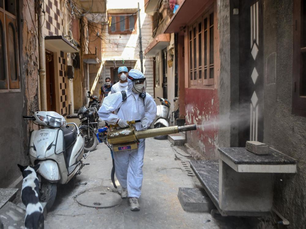 自杀|印度夫妇感染新冠治愈出院刚两天，因经济问题和旁人侮辱跳楼自杀