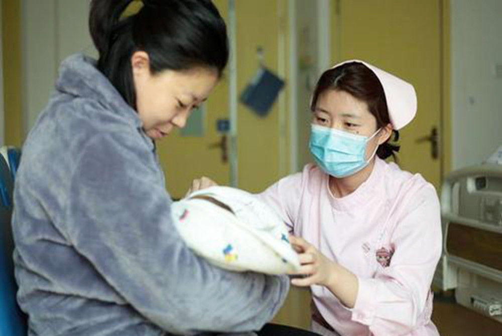 醫院每天都要接生很多個寶寶,護士抱走給嬰兒洗澡,打針,檢查的過程中