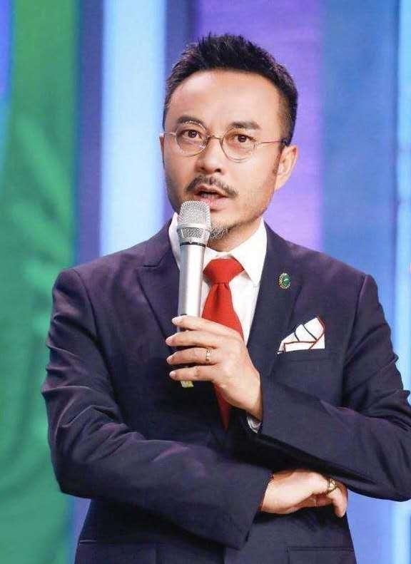 汪涵代言风波后现身机场,身上衬衫皱如抹布,一言不发精神萎靡