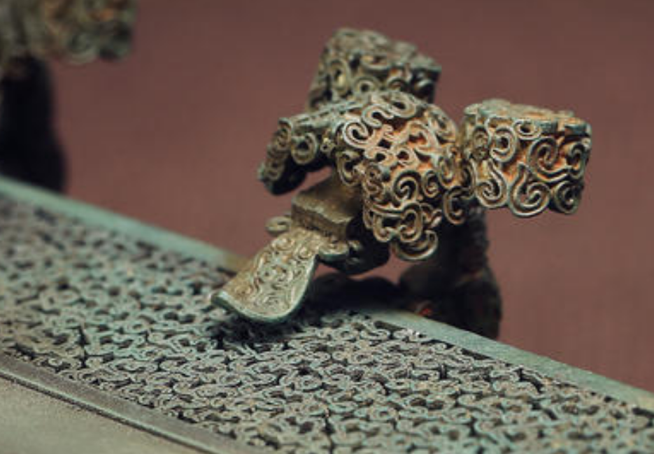 出土时碎成上万块的文物专家花3年修复感叹像穿越之物