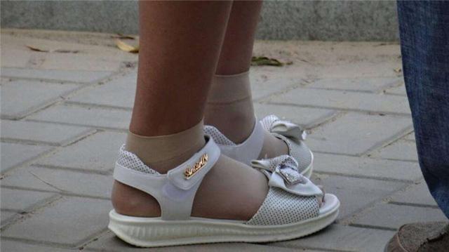 凉鞋 丝袜不是土味搭配吗?咋明星都穿上了?刘昊然也跟着凑热闹