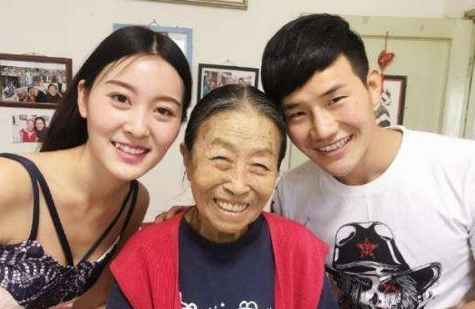 "小兵张嘎"让人羡慕,妻子貌美如花,座驾价值400多万