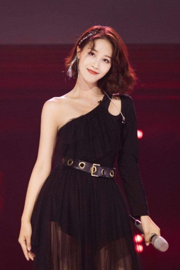 蓝盈莹|辜负白冰，逼哭吴昕，累惨郑希怡，打鸡血的学霸蓝盈莹为啥难圈粉