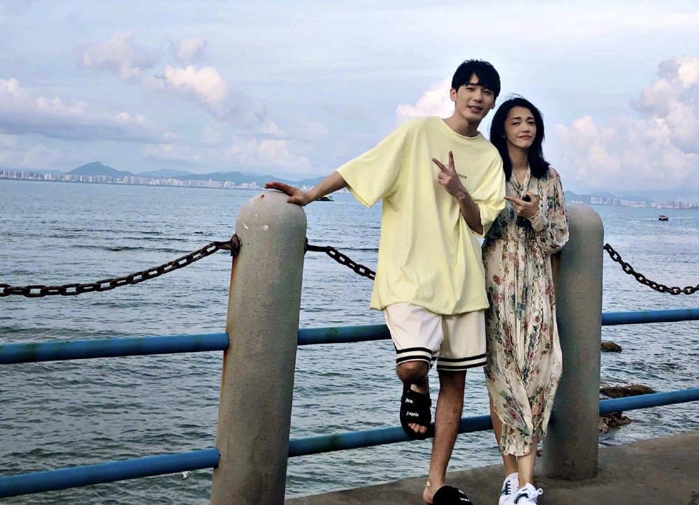 姚晨又有荧幕新搭档和白宇拍摄亲密合影网友看不出年龄差距