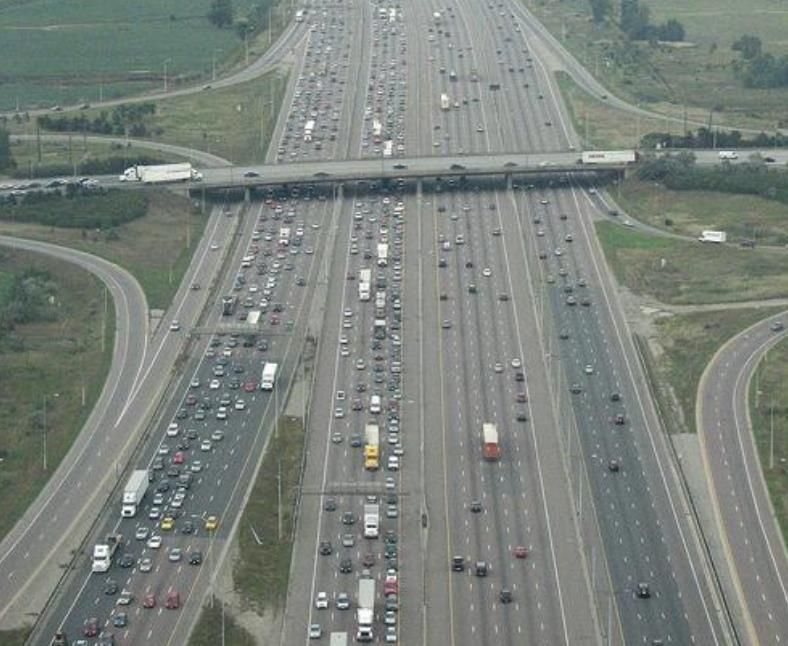 加拿大最繁忙的高速公路 最宽处是双向18车道 看起来是非常壮观 腾讯新闻