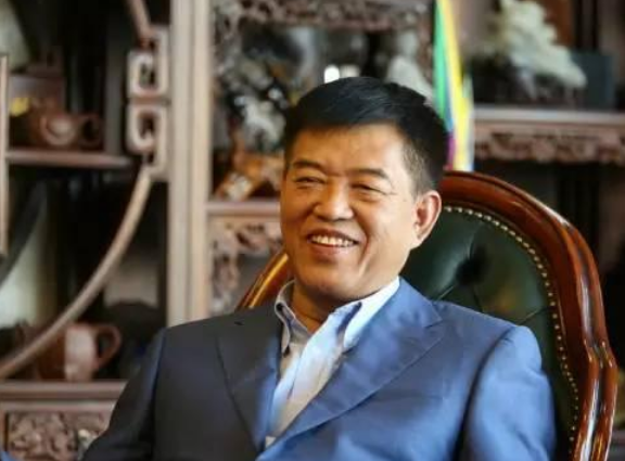 烧出600亿他脱下警服接手小破厂3剂猛药干成首富