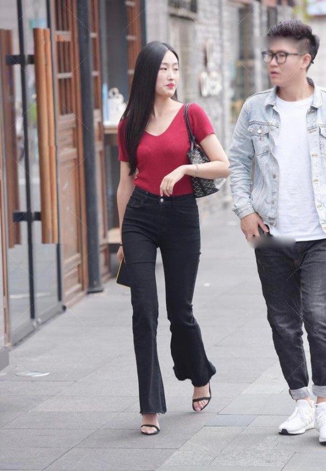 红色上衣塞进喇叭裤尽显都市女性风采 束脚高跟鞋一般人驾驭不了 都市 上衣 高跟鞋 喇叭裤