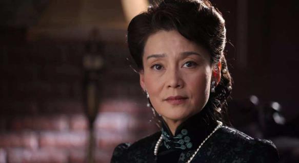 和潘虹残忍离婚,相恋比自己小21岁的王小丫,今71过成这样了