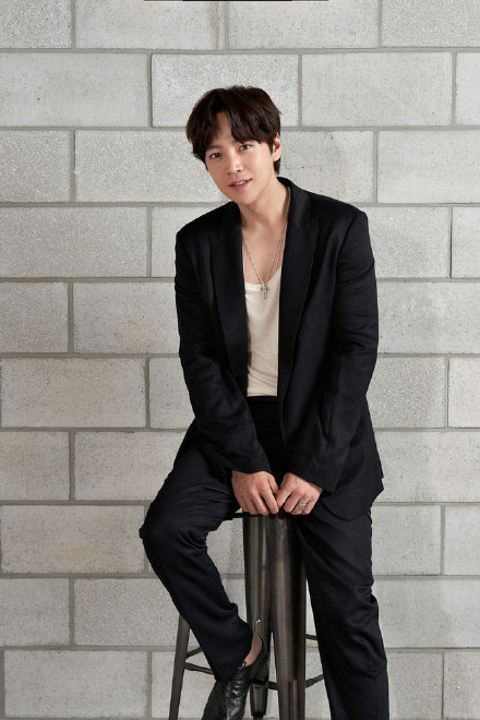 张根硕之前胖若大婶如今一套黑色西装帅呆了