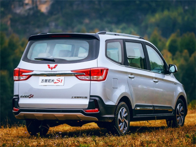 五菱宏光不"神"了?销量出现大滑坡,网友:这4座山压着咋买?