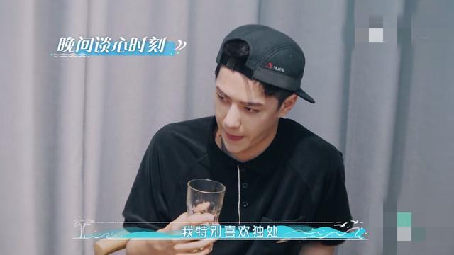 黄轩|黄轩认爱不到一周后，与王一博夜话自认太孤独，再现原生家庭阴影