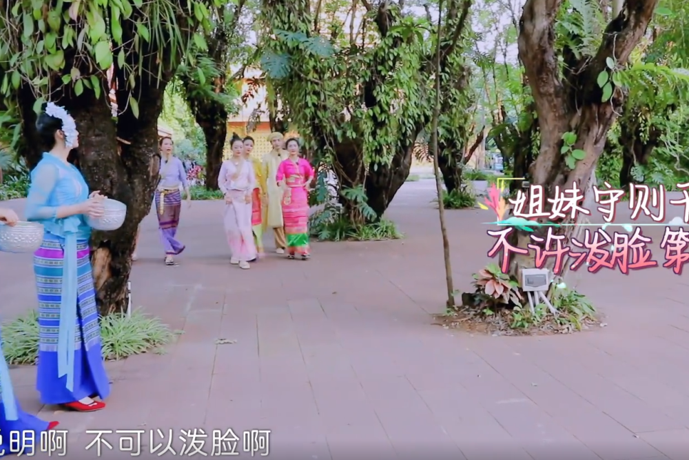 吉娜|吉娜以为去泼水节会暴露真实颜值，谁知一结束，被男生夸完全没变过