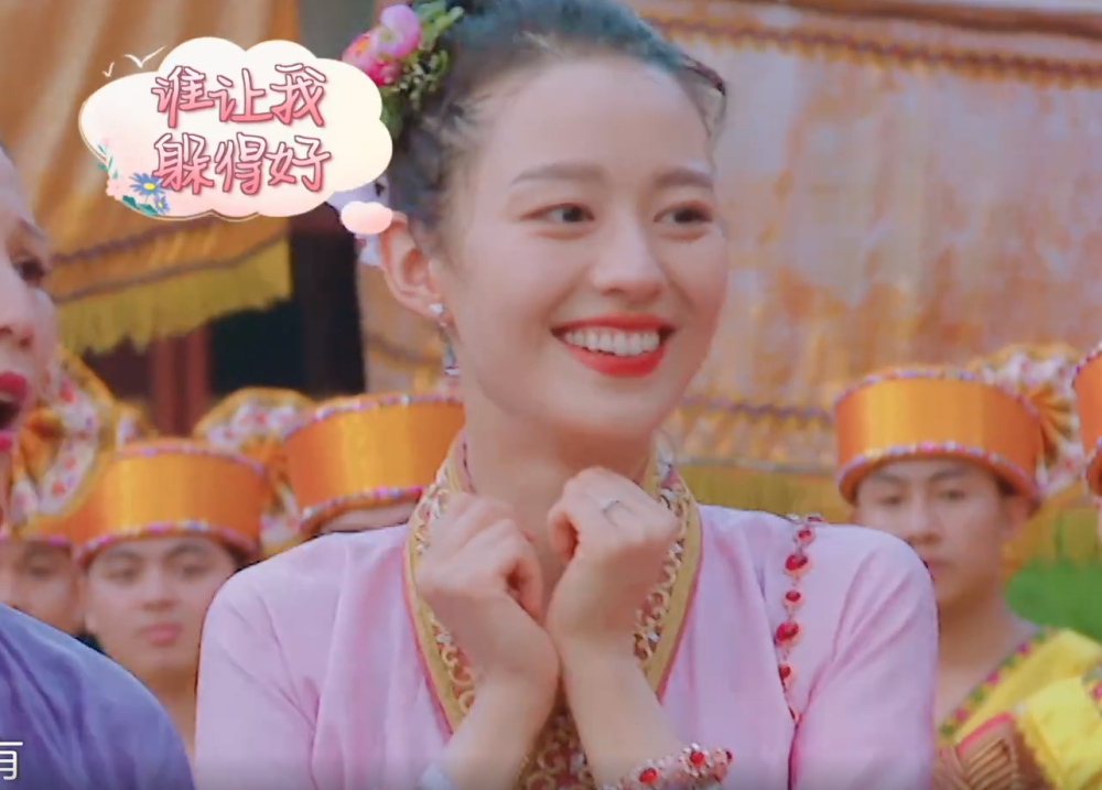 吉娜|吉娜以为去泼水节会暴露真实颜值，谁知一结束，被男生夸完全没变过