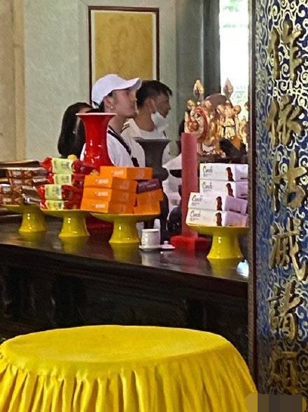 网友称张伦硕夫妻寺庙上香求子,50岁钟丽缇仍未放弃生四胎