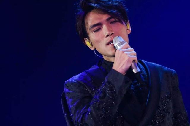 但在华语乐坛中,有着这么一位歌手,没有宏亮的高音,更没有五花八门的