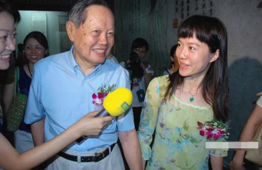 杨振宁97岁,是如何称呼95岁的翁帆父亲,称呼显示情商
