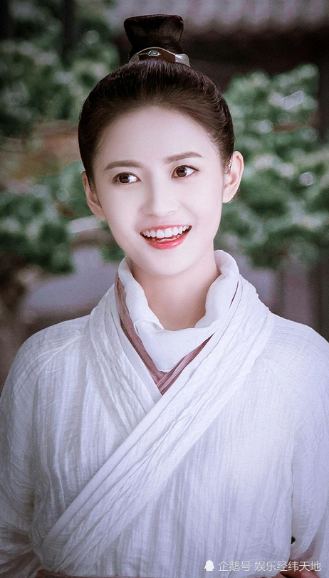 古装剧中的女扮男装,杨紫秀气,热巴英气,而她撞脸李逵