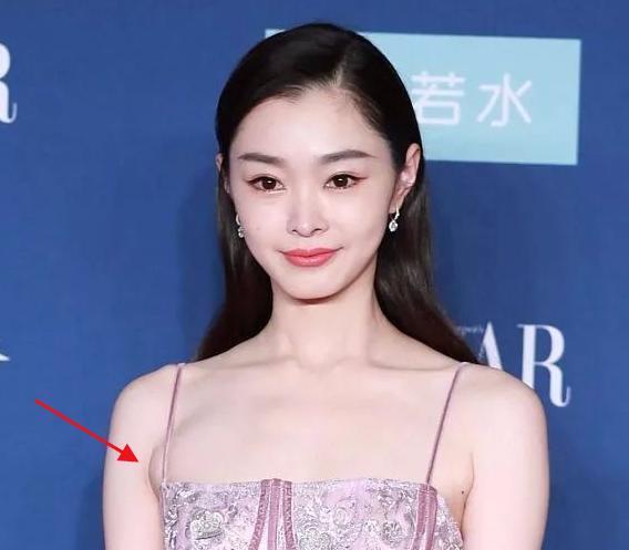 lisa私服也踩坑,肩宽女孩怎么穿才不显壮?千万注意这3个雷区_腾讯新闻