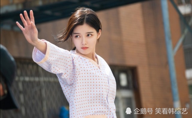 便利店新星金裕贞身穿患者服逃离医院姿势十足的动作被捕捉