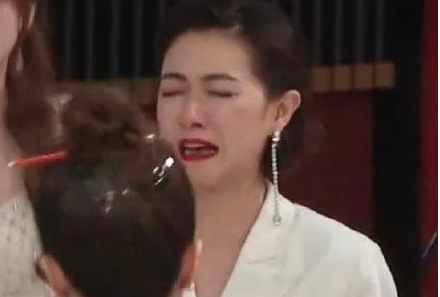 万茜|“姬圈扛把子”万茜泪崩：又A又飒的她，原来也有不为人知的一面