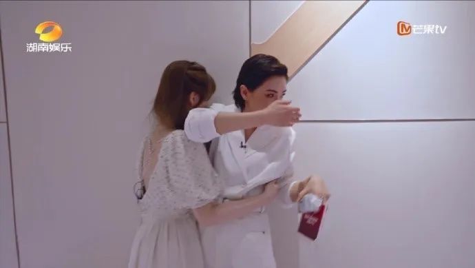 万茜|“姬圈扛把子”万茜泪崩：又A又飒的她，原来也有不为人知的一面