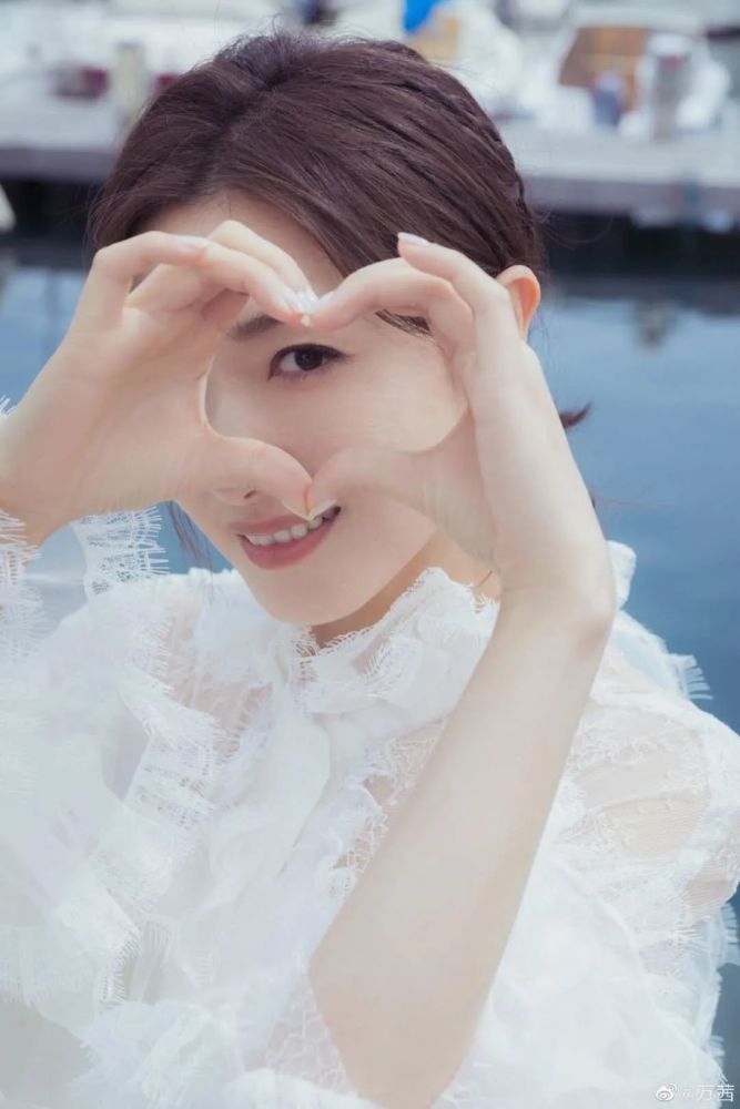 万茜|“姬圈扛把子”万茜泪崩：又A又飒的她，原来也有不为人知的一面