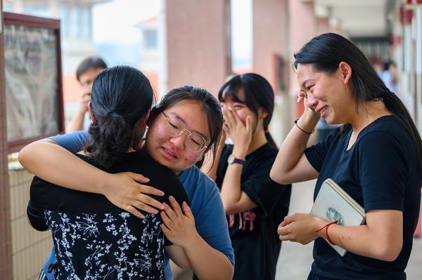 高三毕业最后一幕:同学们合影,校服上签名,深情拥抱流泪告别