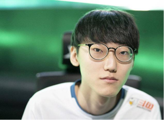 在巨大的优势下,nuguri仿佛已经不顾一切,防御塔的