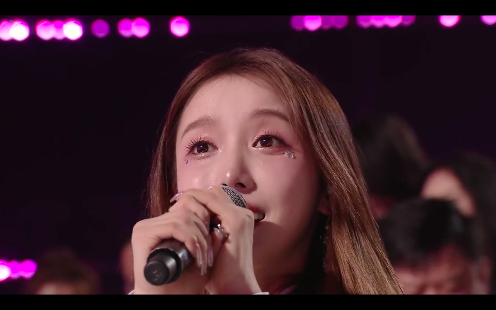 姜贞羽秒登热搜第一台下独自一个人观看成员跳舞背影落寞引人心疼