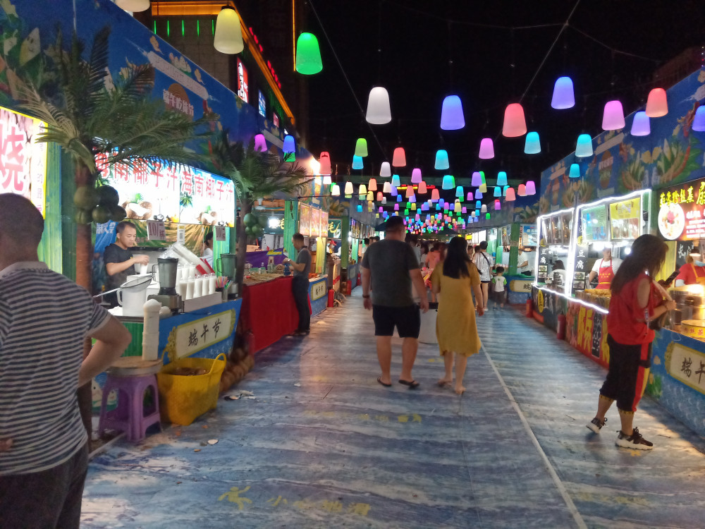 镇中心区,这里是东坑的商业中心,文化中心,也是许多市民逛街游玩的