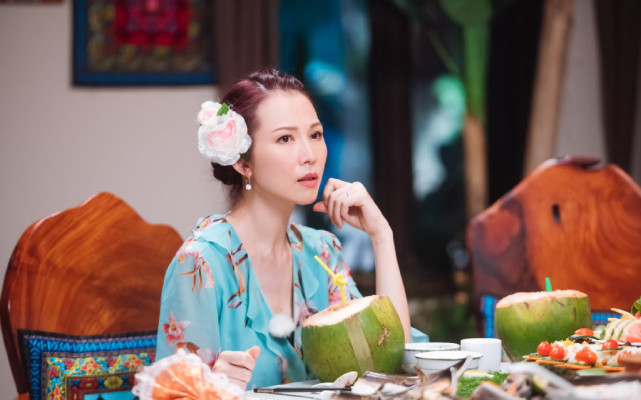 蔡少芬在这档综艺中的所有造型都很美,完美地突出了她的气质,"娘娘"不